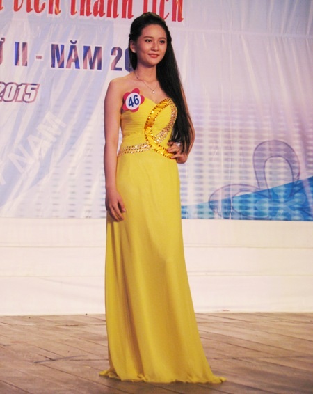 Thí sinh trình diễn trang phục dạ hội.