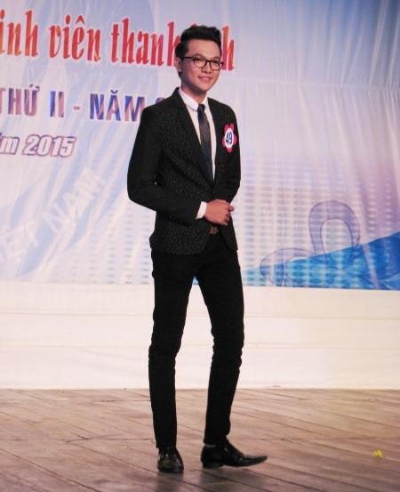 Thí sinh trình diễn trang phục dạ hội.