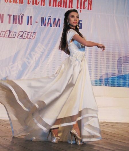 Thí sinh trình diễn trang phục dạ hội.