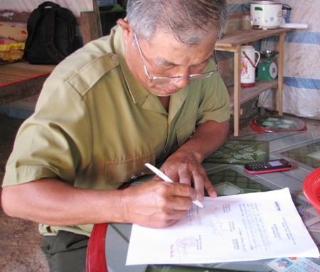 Gia đình em Diễm ký nhận số tiền bạn đọc hỗ trợ.