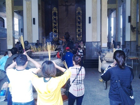 Thiền viện lớn nhất ĐBSCL tấp nập người tới lễ Phật cầu may - 9 Đông đảo người dân thắp hương, dâng hoa cúng viếng cầu an năm mới.