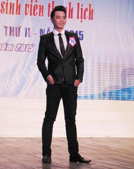 Thí sinh trình diễn trang phục dạ hội.