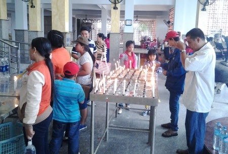 Thiền viện lớn nhất ĐBSCL tấp nập người tới lễ Phật cầu may - 10 Đông đảo người dân thắp hương, dâng hoa cúng viếng cầu an năm mới.