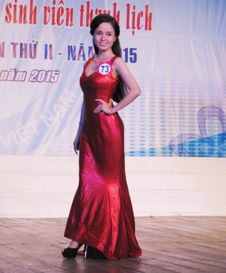 Thí sinh trình diễn trang phục dạ hội.