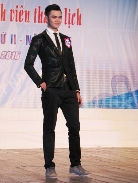 Thí sinh trình diễn trang phục dạ hội.