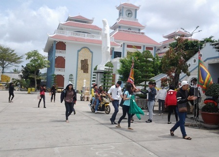 Thiền viện lớn nhất ĐBSCL tấp nập người tới lễ Phật cầu may - 13 Thánh đường Tắc Sậy được xem là ngôi nhà thờ lớn ở Bạc Liêu.