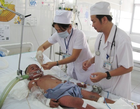 Nỗ lực cứu sống nhiều bệnh nhân thoát khỏi lưỡi hái tử thần - 1 Y, bác sĩ BVĐK Sóc Trăng đang chăm sóc bệnh nhân.
