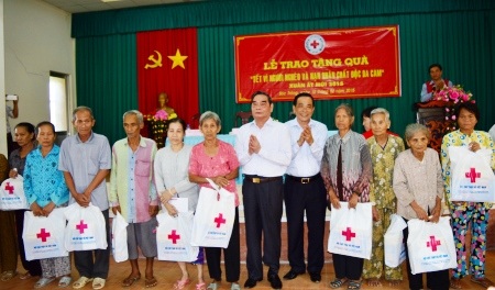 Thường trực Ban Bí thư Lê Hồng Anh trao quà cho người nghèo dịp Tết