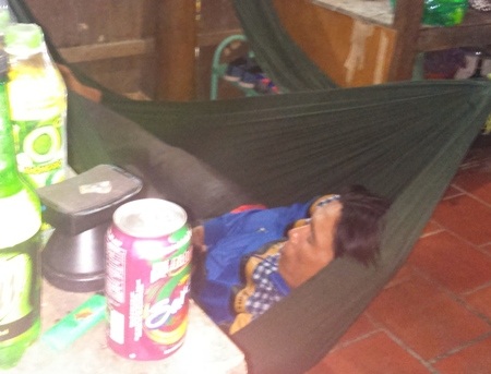 Phó công an xã nhậu xỉn sau khi làm khó dân rồi đi ngủ ngon lành.