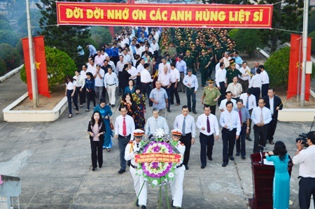 Thắp hương tri ân các anh hùng liệt sĩ.