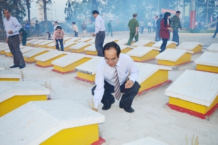 Thắp hương tri ân các anh hùng liệt sĩ.