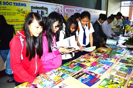 Người dân, học sinh tham quan đọc báo tại Hội báo Xuân.