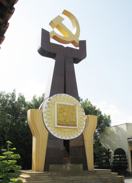 Biểu tượng nơi thành lập Chi bộ Đảng cộng sản đầu tiên của tỉnh Bạc Liêu...