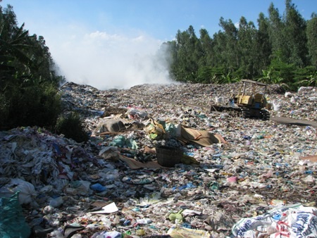 Toàn bãi rác thị trấn Kinh Cùng, huyện Phụng Hiệp rộng khoảng 1ha.