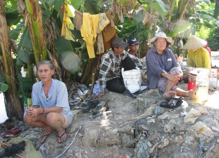 Người dân địa phương mong muốn di dời bãi rác ra xa dân cư.