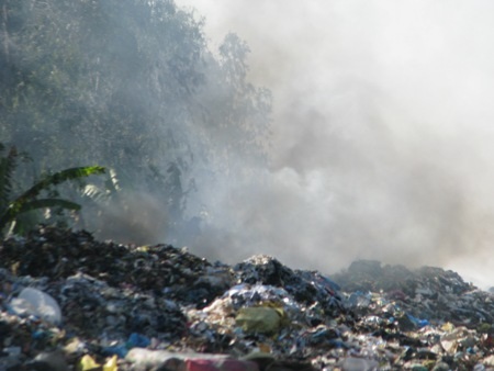 Khói từ bãi rác bốc lên mịt mù trong chiều ngày 2/2. 