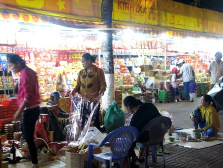 Những gian hàng Tết và chợ hoa sẵn sàng phục vụ người dân.