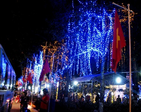 TP Cà Mau rực rỡ đón xuân về.