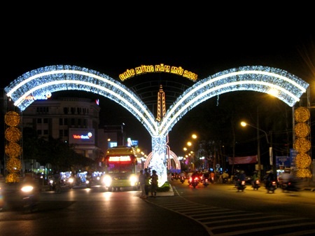 TP Cà Mau rực rỡ đón xuân về.