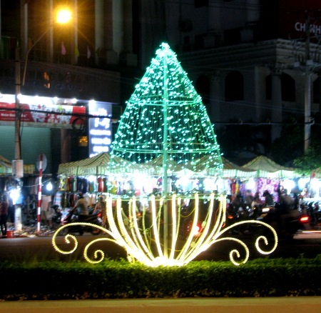 TP Cà Mau rực rỡ đón xuân về.