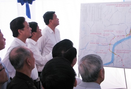 Thủ tướng nghe Ban quản lý dự án thuyết minh các công trình.