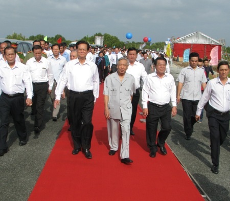 Sáng ngày 7/2, Thủ tướng Nguyễn Tấn Dũng đến Cà Mau khánh thành cầu Năm Căn.