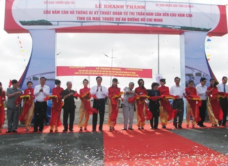 Thủ tướng và các đại biểu cắt băng khánh thành cầu Năm Căn.