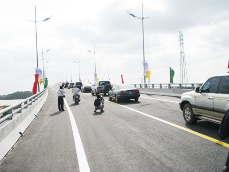 Những chiếc xe đầu tiên qua cầu Năm Căn.