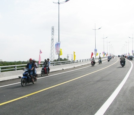 Những chiếc xe máy đầu tiên vun vút qua cầu.