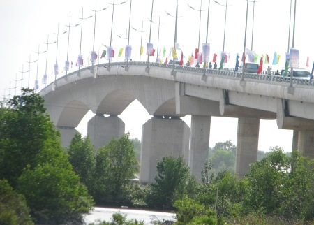 Cầu Năm Căn nhìn từ phía bờ huyện Năm Căn.