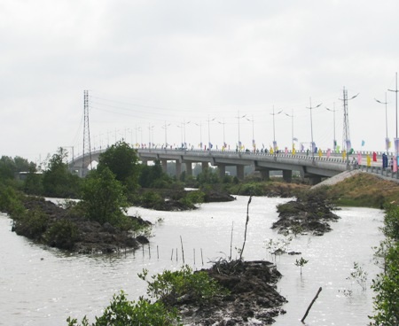 Cầu Năm Căn nhìn từ phía bờ huyện Năm Căn.