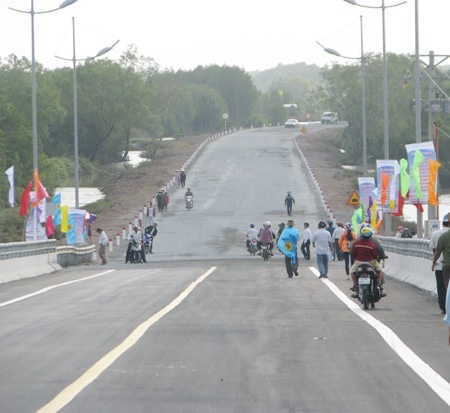 Cầu Năm Căn phía bờ huyện Ngọc Hiển.