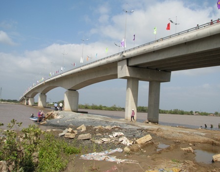 Cầu Năm Căn phía bờ huyện Ngọc Hiển.