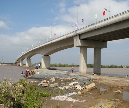 Những chiếc xe đầu tiên qua cầu Năm Căn.