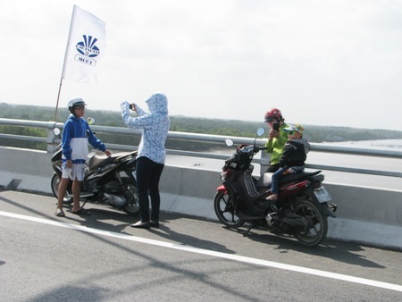 Đông đảo người dân lên cầu ngắm cảnh, ghi hình kỷ niệm.