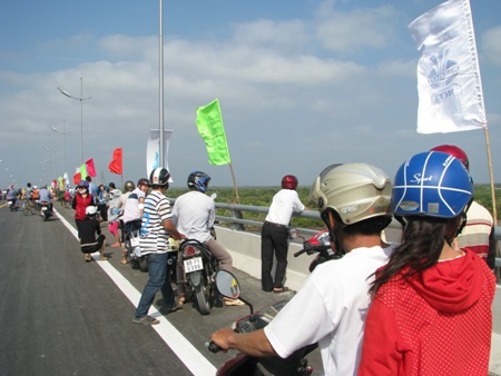 Đông đảo người dân lên cầu ngắm cảnh, ghi hình kỷ niệm.