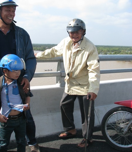 Cầu Năm Căn nhìn từ phía bờ huyện Năm Căn.