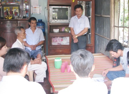 Đại diện địa phương kiểm đếm lại số tiền bạn đọc ủng hộ cho gia đình anh Sang.