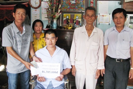 PV Dân trí trao tiền bạn đọc cho gia đình anh Sang.