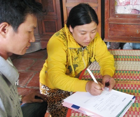 Chị Nguyễn Thanh Hường thay mặt gia đình ký nhận số tiền bạn đọc hỗ trợ.