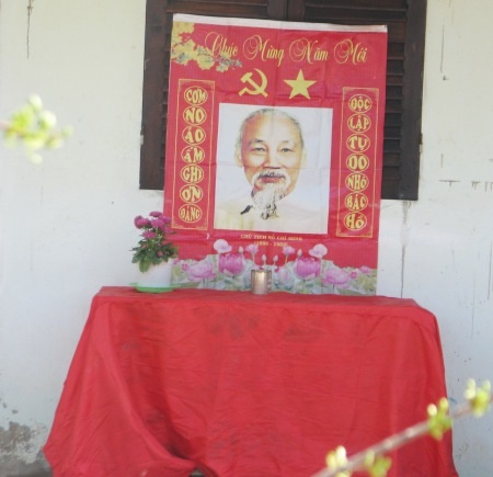 Cơm no áo ấm nhờ ơn Đảng / Độc lập, tự do nhớ Bác Hồ.