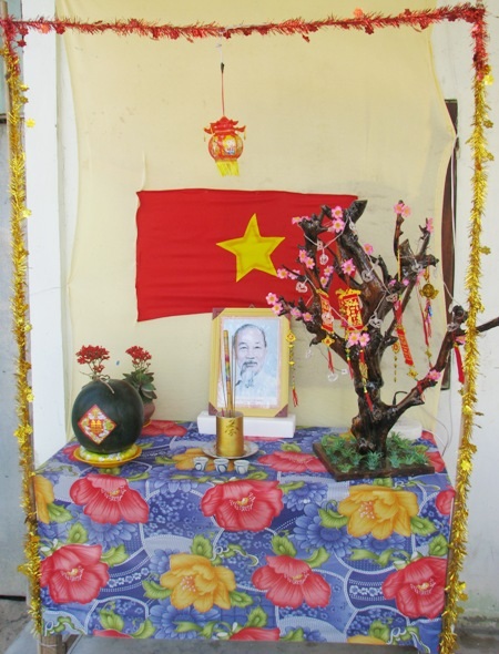 Một bàn thờ Bác được trang trí đơn giản nhưng trang trọng, nhiều ý nghĩa.