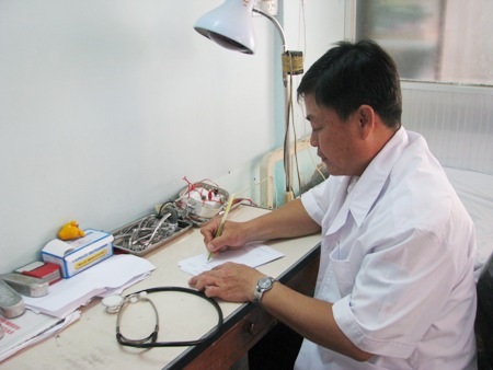 Y sĩ Phòng khám Nhân đạo đang ghi toa thuốc cho bệnh nhân.