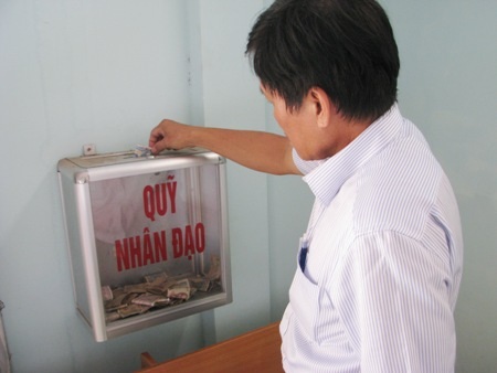 Thùng Quỹ Nhân đạo tại Phòng khám- nơi tiếp nhận hỗ trợ để lo cho bệnh nhân nghèo.