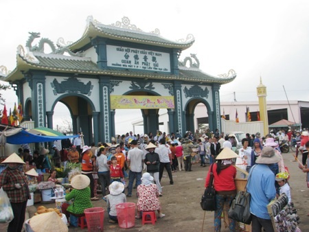 Náo nhiệt trước cổng vào Phật Bà.