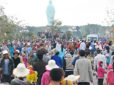 Hàng ngàn người vào ra phía bên trong khu vực Phật Bà.