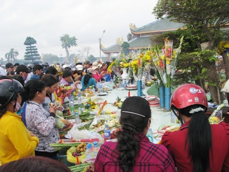 Nhiều người đến sớm, chen nhanh có thể bày lễ vật ngay bên dưới chân tượng Bà.