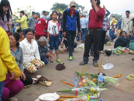 Nhiều người đến trễ, chen không nổi đã bày lễ vật ra cúng từ xa.
