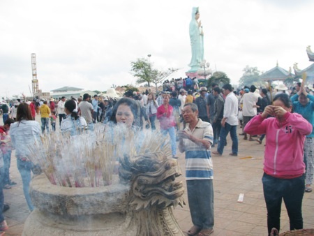 Chen chúc quanh tượng Bà cúng cầu may.