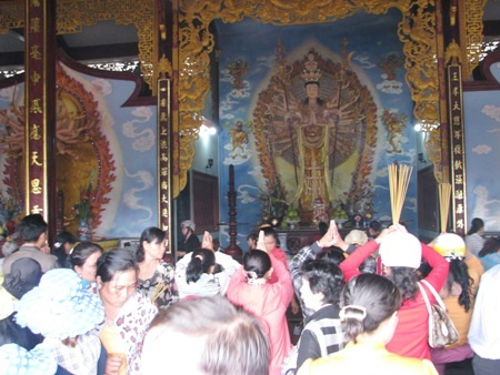 Bên trong miếu cũng chật người cúng bái.